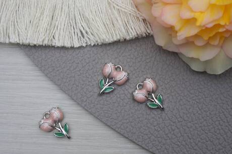 Tulipany / zawieszka emaliowana / 15x12mm / metal / srebrny / 1szt